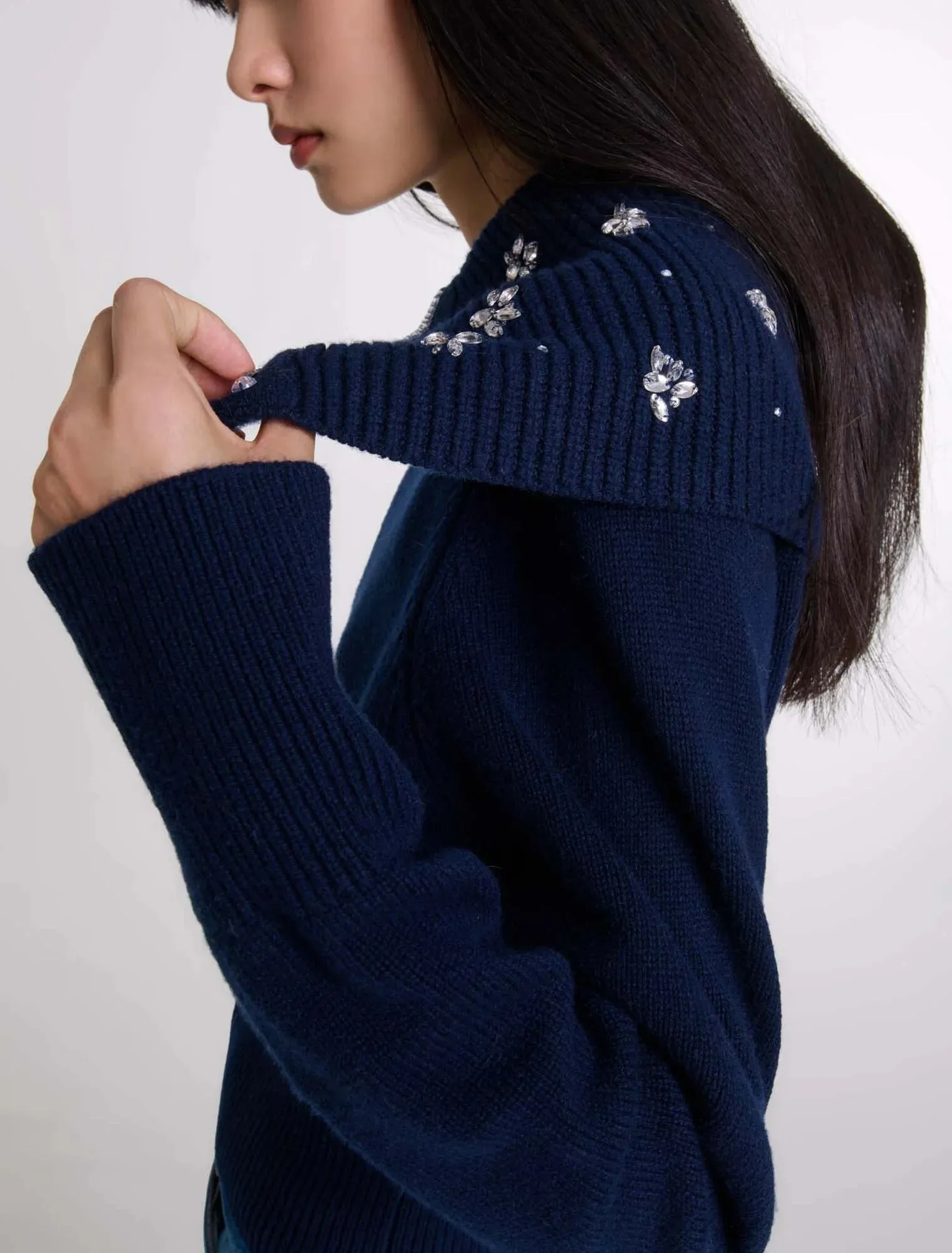Cardigan with jewellery neck